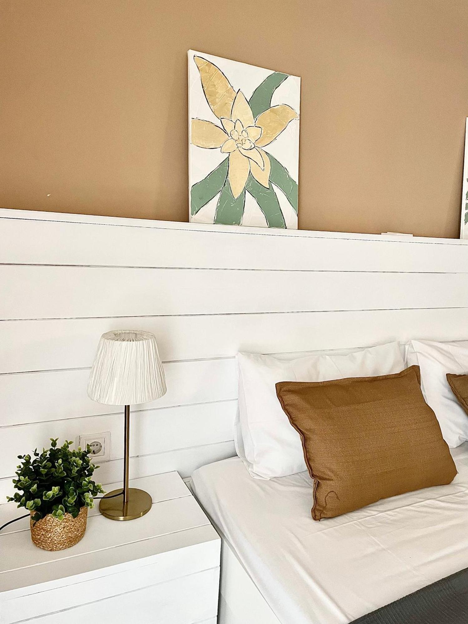 Comfy And Spacious Two Bedroom Apartment With Balcony Атина Екстериор снимка