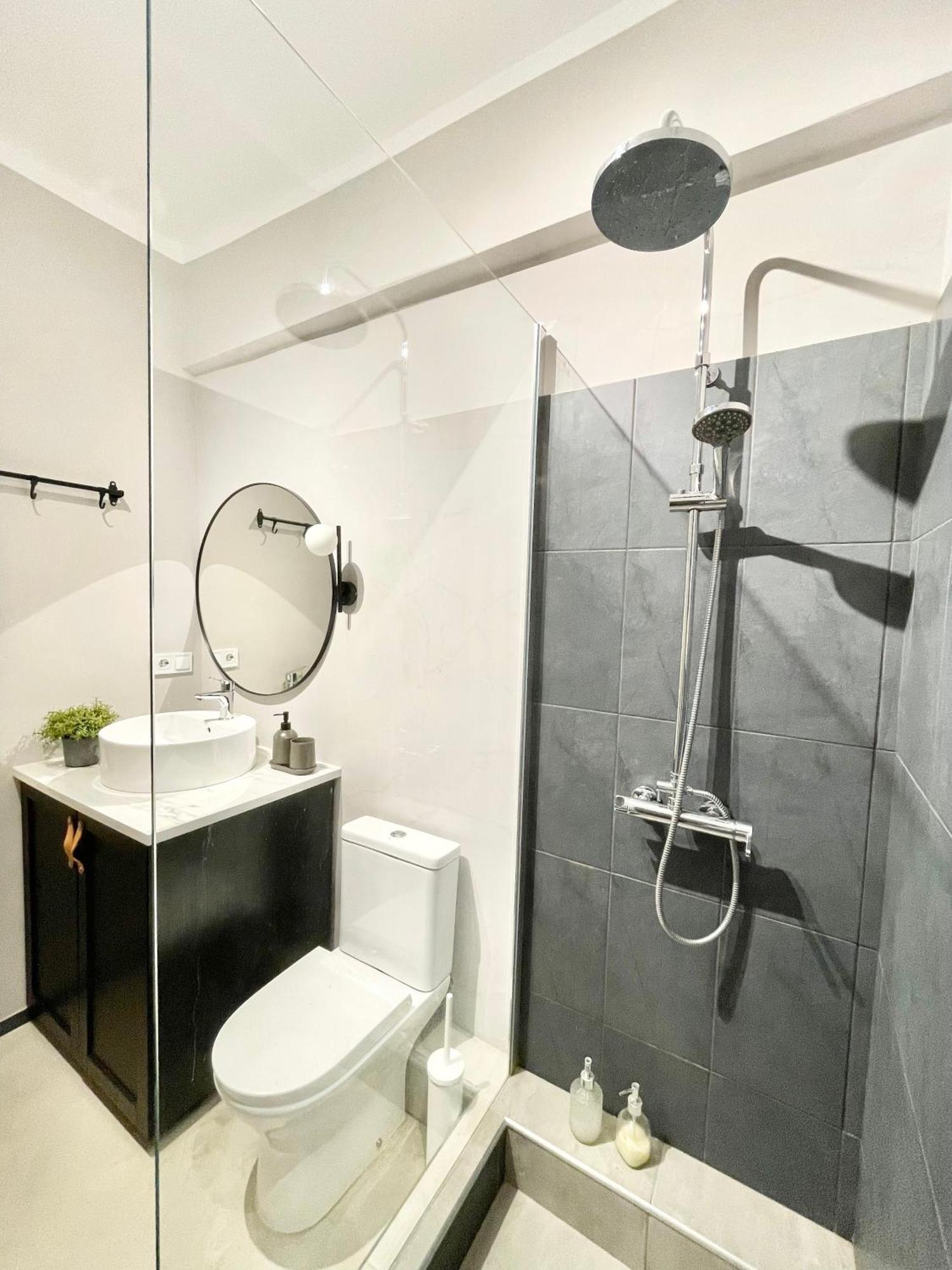 Comfy And Spacious Two Bedroom Apartment With Balcony Атина Екстериор снимка