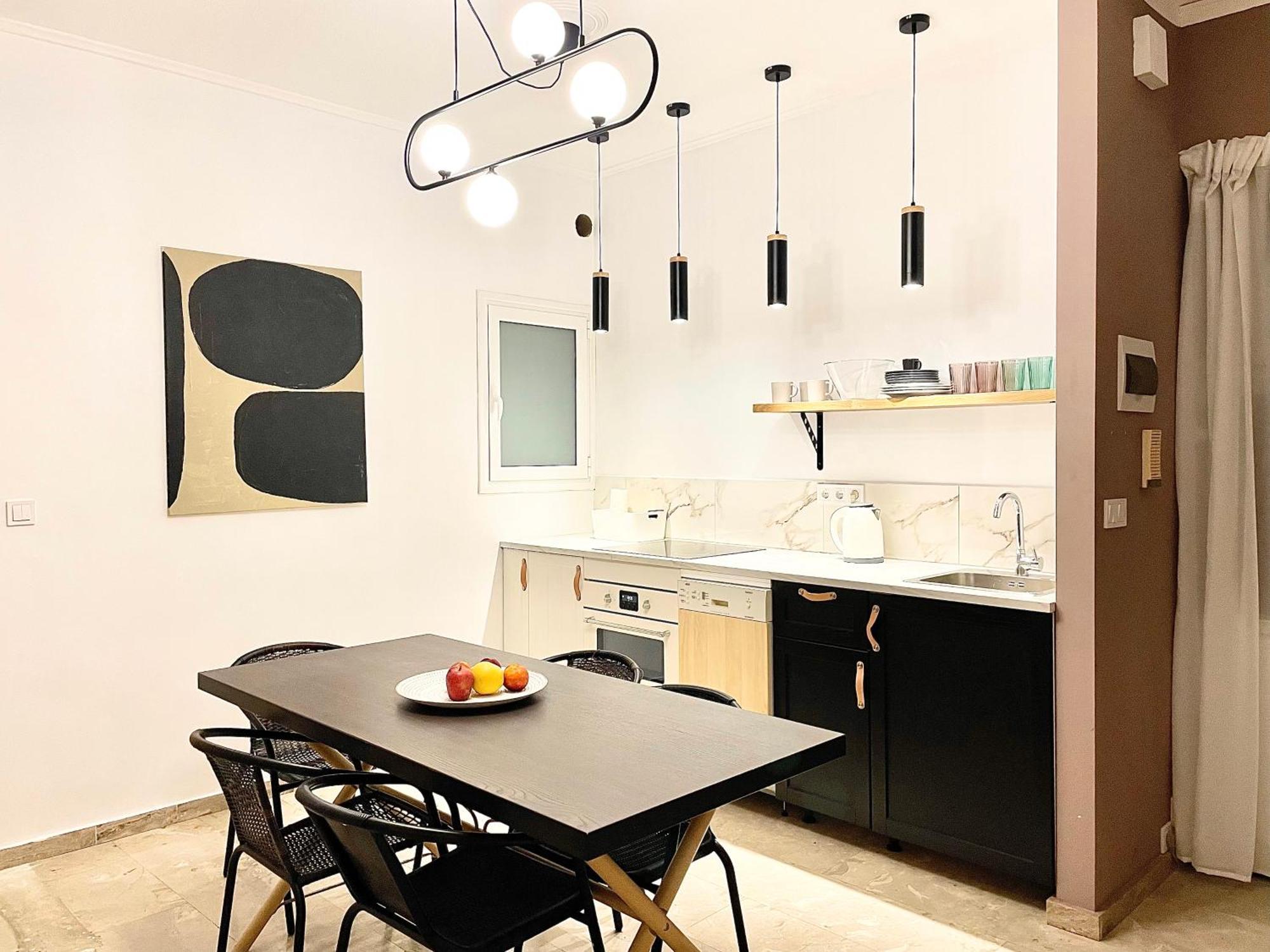 Comfy And Spacious Two Bedroom Apartment With Balcony Атина Екстериор снимка